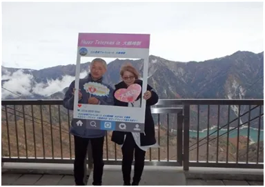 大観峰駅中テラス　SNSパネルによる記念撮影