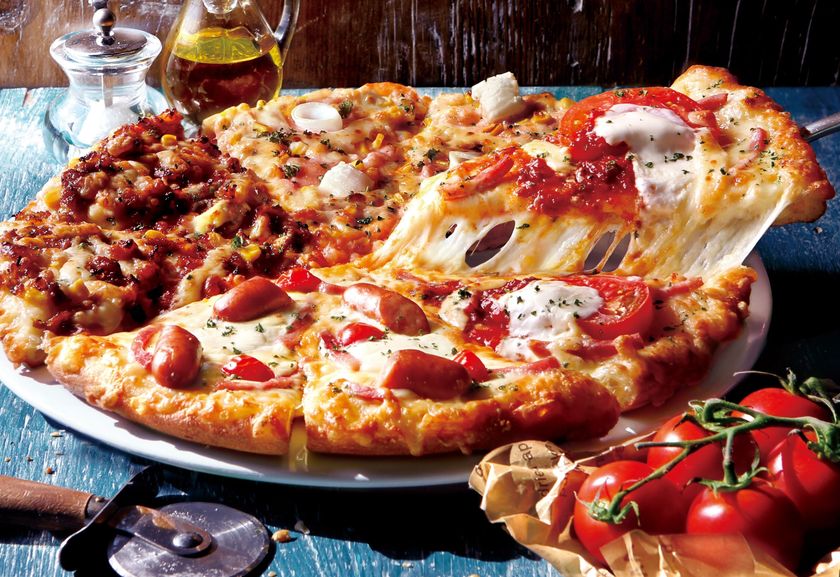 夏の新商品をピザーラお届け！！
みんなで楽しめる夏クォーターが3商品！！
「よくばり」 「エビマヨ」 「絶品グルメ」！！