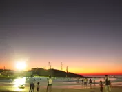 夕日と波の出るプール