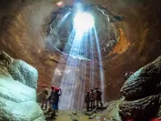 洞窟内に降り注ぐ光は神秘的