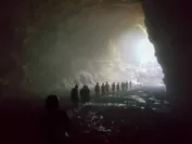洞窟内を進む　神秘の世界を堪能
