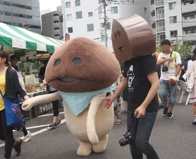 人気なめこキャラクターが場内を練り歩く
