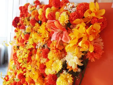 様々な花で構成されたフラワーウォール