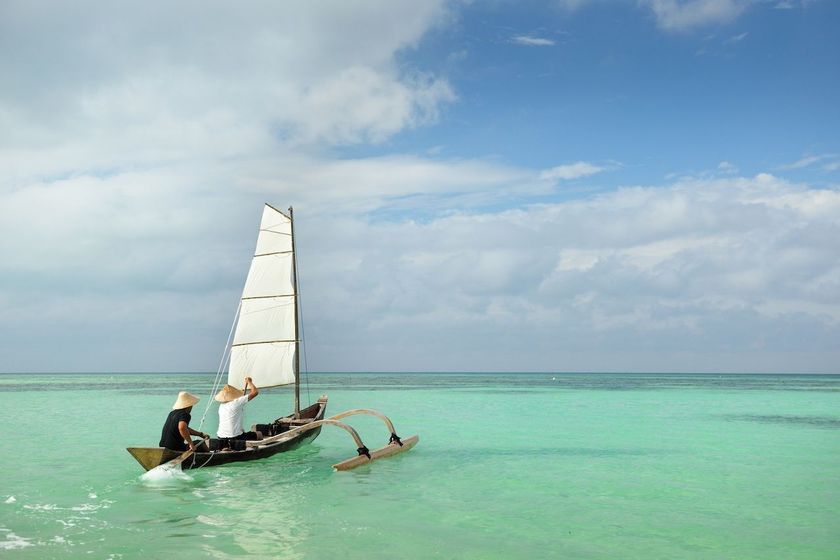 星のや竹富島（沖縄県・竹富島）
気分爽快！八重山ブルーの海をサバニで駆け抜ける
「脱デジタル滞在・2018夏」開催
期間：2018年6月1日～9月30日