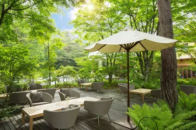 【ホテルブレストンコート】ラウンジテラス_デッキ