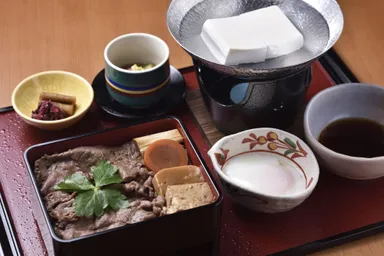 「和牛すき焼き重　湯豆腐付き」3,600円(税込)