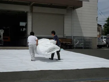 折りたたむと二人で手運びできます