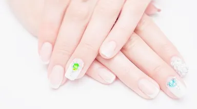 欠けた宝石を使ったネイル