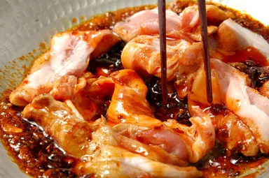 厳選されたお肉を『食べるらー油』で香ばしく炒める