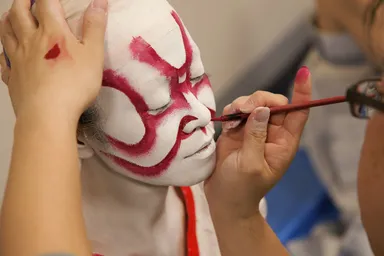 講師がくまどりを施します