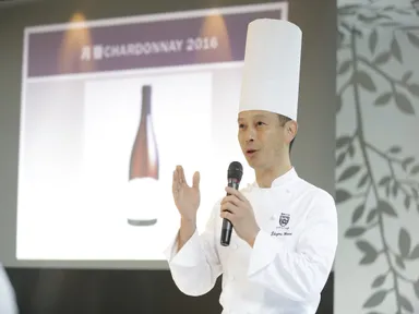 池野氏の紹介のもと、料理説明を行う料理長 政井茂