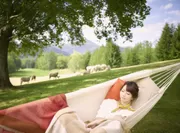 【トマム】羊とお昼寝ハンモック＿眠る女子イメージ２