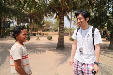 カンボジアの子供と岩崎