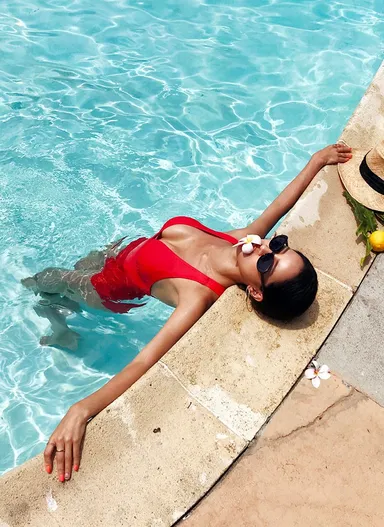 Vネックバッククロスモノキニ　5,520円(税抜)