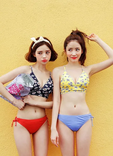 バッククロスフローラルビキニ　5,920円(税抜)