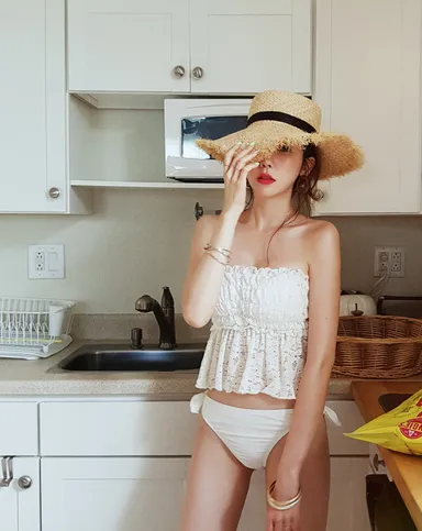 シャーリングフレアヘムレースビキニ　5,500円(税抜)