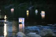 香嵐渓巴川河畔の灯篭流し
