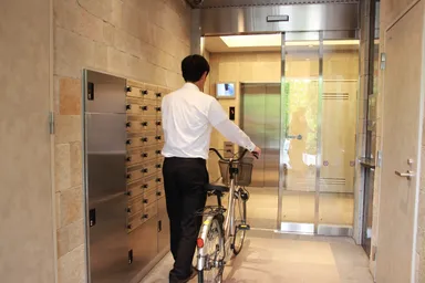 自転車を押しながらでも顔認証によりロック解錠