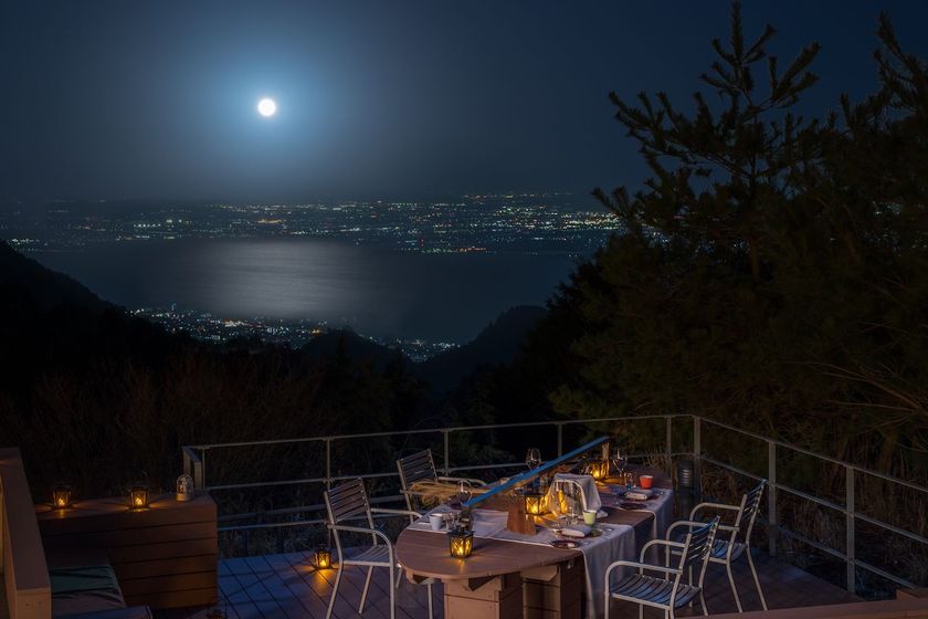 星野リゾート　ロテルド比叡　（京都府 比叡山）
月が満ちる3日間限定　お月見と琵琶湖の夜景とともに夕食を楽しむ
山床カフェで「比叡山お月見ディナー」を開催
期間：2018年9月22～24日、10月24～26日、11月22～24日