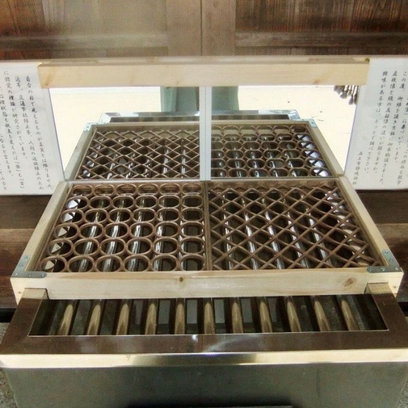 先端数理科学インスティテュート（MIMS）杉原厚吉特任教授の
錯覚作品が石上布都魂神社に奉納されます