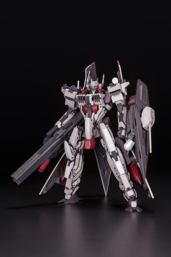 フレームアームズ・シリーズより柳瀬敬之氏による
完全新規デザインを立体化！
人型から艦艇型に完全変形する海のフレームアームズ、「金剛」登場！