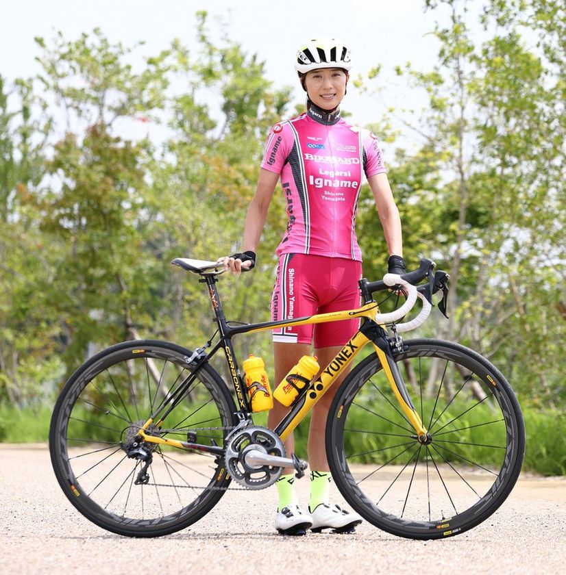 ヨネックスとヒルクライムの女王・金子広美選手
が国産カーボンバイクフレーム「CARBONEX」の
用具使用契約を締結