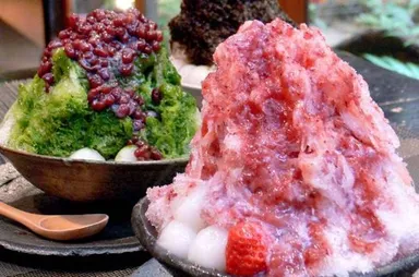 天然水神水を使用した、かき氷が食べられます。