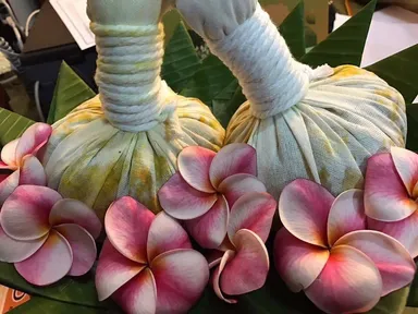 タイ古式マッサージとハーブボール作りが体験できます。