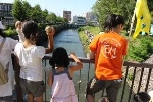 環境浄化団子を堀川に投入！