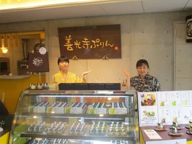 和風ぷりん専門店のスタッフは和服でお出迎え