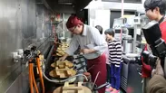 焼き方が特徴的な浜松餃子の厨房を見学