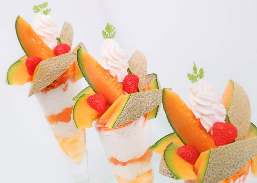 【好評によりデラックスパフェシリーズ第2弾】
北海道産らいでんメロンを螺旋状に盛り付け
高さ約25cm！魅惑のスパイラル
夢世界へ誘う、パフェ爆誕