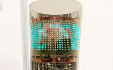 フィルムなので自由に湾曲もできます。