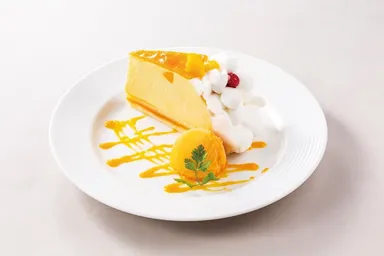 マンゴーのレアチーズケーキ　マンゴーシャーベット添え