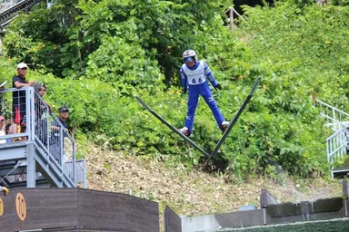 昨年開催の第7回　雪印メグミルク杯ジュニアサマージャンプ大会の様子1