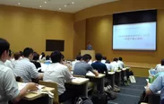 小澤教諭の講義に耳を傾ける教育関係者たち