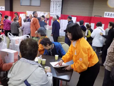 ハズレなしの「大抽選会」。みなさん楽しそうに参加されています。