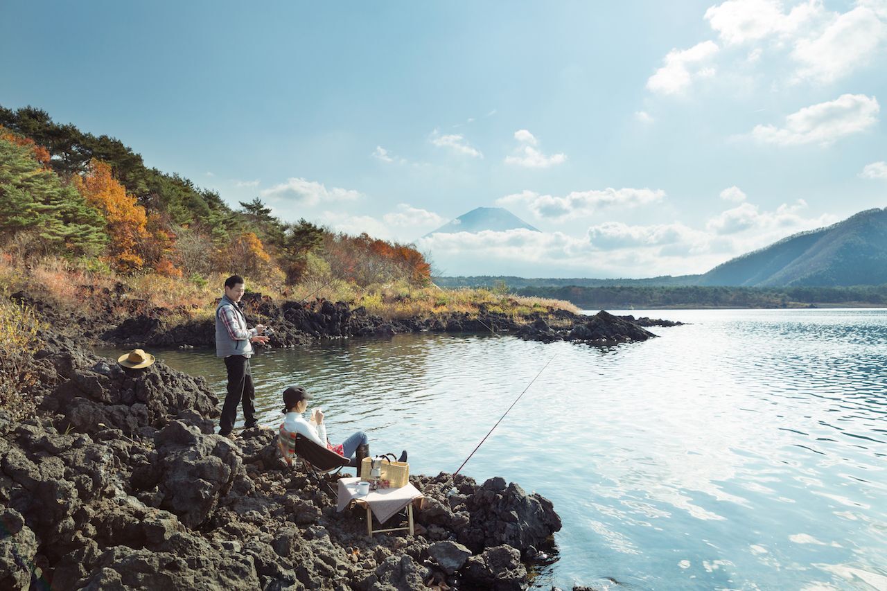 星のや富士 山梨県 富士河口湖町 富士山と紅葉の織りなす景色を釣り を通して優雅に楽しむ 紅葉富士グラマラスフィッシング 提供開始実施期間 18年10月25日 11月25日 星野リゾートのプレスリリース