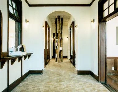 廊下に立つ3本の天然木がポイント　photo：ONODA Yoichi