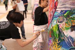 五大美大生が激突！ライブで柱に命を吹き込む16日間　汐留・地下通路が舞台の「アート甲子園」8月4日より開幕