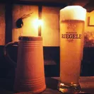 中世から続く老舗醸造所のビールと、ドイツから輸入した焼き物のマグ