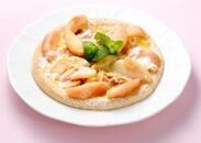 イ プリミ ギンザ　桃とカスタードとナッツのデザートピツァヨーグルトソース　1,200円(税込)