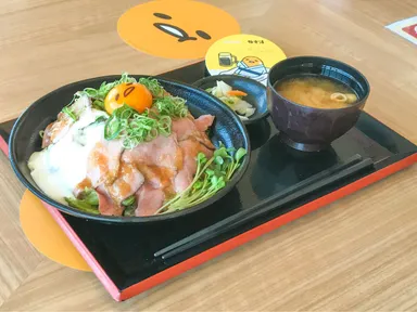 しきぶとんとしては合格かな～　ローストビーフ丼～エベレスト盛り～　1,380円＋税