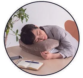 オフィスでお昼寝ピロー