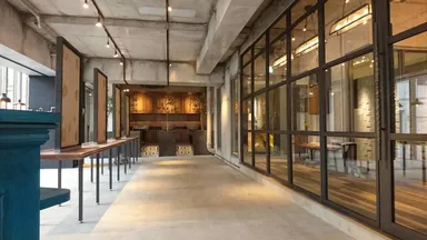 オシャレなインテリアと開放的な店内