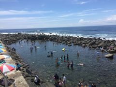 まるで“プール”な海水浴場！伊豆稲取「池尻海岸」特殊形状＆高コスパを背景に来客数が26％増加