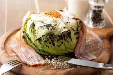 溶岩窯で焼き上げた丸ごとレタスのシーザーサラダ