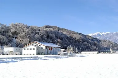 山に囲まれ、澄んだ空気と水が旨し酒を造ります。