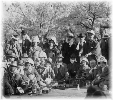 蔵人総出で花見にでかけた在りし日。昔から高遠は桜の名所として知られています。