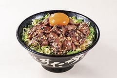 「＜極＞牛ハラミROCKステーキ丼」を8月1日全国販売　まるでROCKなゴロゴロ“牛ハラミ”肉の旨みと“特製塩ニンニクダレ”＆“Wネギ”で夏らしいキレのある味わい！